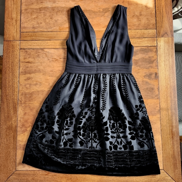 H&M Black Mini Dress with Velvet Floral Details Size 6 - Picture 3 of 8